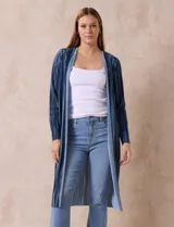 Cardigan largo plisado con estampado a rayas verticales en tonos azules.