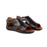 Sandalia baja combinada de cuero en color celeste con detalles en marrón tostado, tira con hebilla lateral ajustable y suela texturizada.