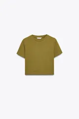 Camiseta cropped color amarillo, de corte slim fit, cuello redondo y manga corta.