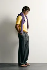 Camiseta regular fit color amarillo, con efecto lavado, cuello redondo y manga corta.