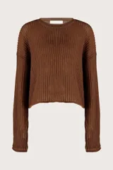 Suéter de tejido calado en color café, con cuello redondo, mangas largas y diseño corto de silueta holgada.