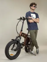 Pantalón de jogging negro con cintura elástica y cordón de ajuste, de corte entallado y puños acanalados en los tobillos.