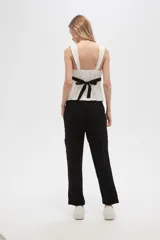 Pantalón slouchy color marrón, de tiro alto, con cintura elástica y botón frontal. Incluye bolsillos laterales y costuras decorativas en la parte delantera.