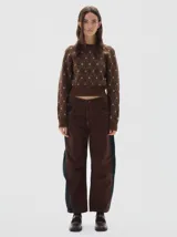 Jean barrel colorblock de brim Bull marrón y negro, de pierna ancha que se estrecha hacia el tobillo. Con cintura ajustada, corte relajado en cadera y muslo y tiro medio.