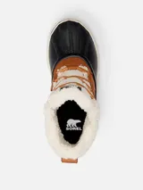 Bota de invierno impermeable Sorel modelo Out N About IV Chill, confeccionada en cuero marrón con puntera y base de goma negra, suela gruesa de goma blanca, y detalles de forro y cuello de borrego sintético blanco con cordones tostados.