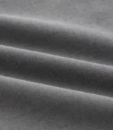 Bermuda masculina de algodón y poliéster, color gris oscuro, con cintura elástica y cordón ajustable. Presenta bolsillos funcionales.