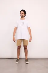 Bermuda de vestir de gabardina color azul marino, de corte regular, con bolsillos laterales y traseros, y cierre frontal con botón y cremallera.