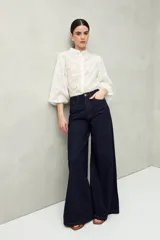 Jean de tiro alto, color negro lavado, con calce ultra wide leg y silueta amplia desde la cadera hasta el bajo.