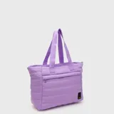 Tote bag acolchada de color azul marino, con diseño de costuras horizontales, doble asa superior y bolsillo frontal con cierre. Incluye compartimento interno para laptop.