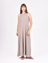 Vestido largo negro de corte recto con escote cuadrado y breteles finos. Diseño minimalista de silueta holgada.
