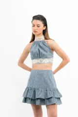 Minifalda verde oliva con textura y volados en el ruedo.