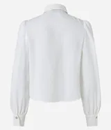 Camisa celeste de crepé con cuello inglés, manga larga abullonada y abotonadura frontal.