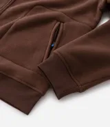 Buzo abierto de hombre confeccionado en tejido sherpa color marrón, con cuello alto, cierre frontal completo y bolsillos laterales. Presenta un diseño de calce regular con acabado interior polar para mayor abrigo.