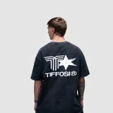 Remera de algodón con efecto lavado, color negro, de corte holgado y manga corta. Presenta un pequeño logo bordado en el centro del pecho.