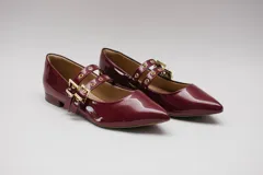 Chatitas de charol color borgoña, con punta fina y doble tira con hebilla dorada sobre el empeine.