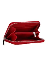 Monedero negro con textura símil cocodrilo y cierre de cremallera. Tiene una placa metálica plateada con el logo de la marca Terrano.