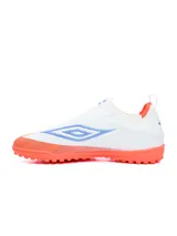 Championes de fútbol 5 Umbro modelo Belix TF, color negro con detalles en azul brillante y gris.