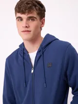 Canguro azul marino con capucha, cierre frontal, bolsillos tipo canguro y logo de la marca en el pecho.