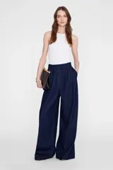 Pantalón de denim azul marino de tiro alto, corte ancho (wide leg) con pinzas delanteras y bolsillos laterales.
