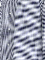 Camisa de corte regular confeccionada en algodón Oxford, con estampado de cuadros Vichy en color azul y blanco. Cuenta con cuello abotonado, cierre frontal de botones y mangas largas con puños ajustables. Incorpora un pequeño logo bordado de la marca en el pecho.