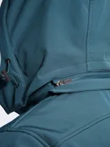 Campera de abrigo tipo softshell color azul marino, con capucha, cierre frontal y bolsillos laterales con cierre. Presenta interior en color negro y ajuste en los puños.