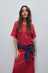 Vestido midi negro de algodón con calce relajado, silueta recta, cuello redondo, mangas cortas amplias y tajos laterales.