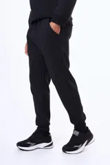 Championes deportivos de estilo urbano, color negro con detalles en gris y suela blanca. Presentan un diseño con cordones y paneles superpuestos.