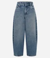 Pantalón de jean con corte barrel, tiro alto y diseño de piernas anchas con terminación afinada. Cuenta con cintura con pasadores, cierre frontal con botón y bolsillos funcionales.