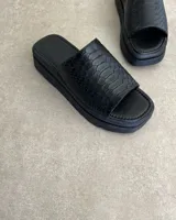 Sandalias negras con diseño de piel de serpiente y plataforma.