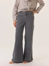 Pantalón de jean gris oscuro con corte recto y tiro medio. Presenta costuras a contra tono, bolsillos laterales y cierre frontal con botón.