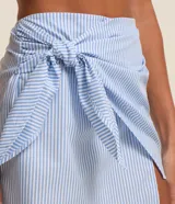 Minifalda de playa con estampado de rayas verticales azules y blancas, con lazo en la cintura.