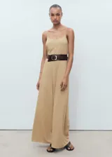 Mono largo de corte recto y diseño holgado, con tirantes finos y escote redondo. Confeccionado en una mezcla de poliéster y lino, presenta una caída fluida y cómoda.