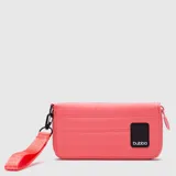 Billetera acolchada color verde menta, con diseño rectangular y cierre perimetral. Cuenta con una correa de muñeca extraíble y un parche de goma negro con el logo de la marca en el frente.