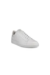 Zapatilla urbana Ecco Street Lite M, color blanco, de corte bajo y estilo minimalista. Presenta capellada de cuero liso con detalles sutiles en el talón y lengüeta.
