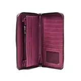 Billetera tipo fichero grande marca XL, confeccionada en material sintético texturizado color lila. Cuenta con cierre perimetral, logo metálico frontal y correa de muñeca extraíble.