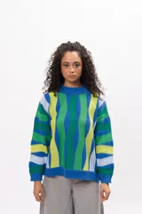 Buzo de tejido de punto con diseño de rayas verticales onduladas en tonos azul, verde, lima y celeste. Presenta cuello redondo y puños acanalados.
