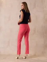 Pantalón negro de gabardina elastizada marca Tahari, corte slim, con pretina con pasadores, cierre y broche interno. Delantera y trasera con bolsillos.