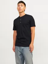 Remera básica de cuello mao y mangas cortas, color negro, con cierre frontal parcial de botones.