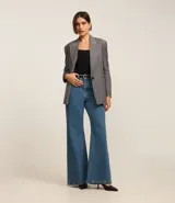 Blusa azul marino sin mangas confeccionada en tejido de punto con viscosa sostenible. Presenta escote cuadrado tanto en la parte delantera como en la espalda y breteles anchos.