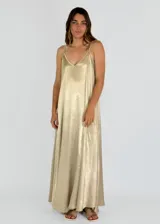 Vestido largo dorado de breteles finos y escote en V.