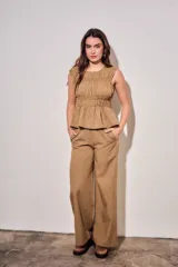Pantalón de corte ancho con estampado a cuadros vichy en tonos marrón y tostado, cintura elástica y diseño fluido.