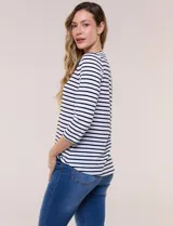 Remera semi entallada de algodón con elastano, con estampado de rayas horizontales blancas y rosadas, escote bote y mangas tres cuartos de corte raglán.