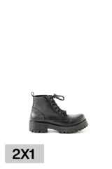 Borcegos de cuero negro con cordones, suela track y caña baja.