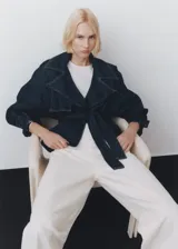 Camiseta de cuello redondo y manga corta, confeccionada en algodón, con diseño recto y ajuste regular.