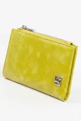 Billetera rectangular de cuero vegano en color fucsia, con acabado texturizado tipo gastado. Cuenta con cierre superior metálico y placa con logo en el frente.