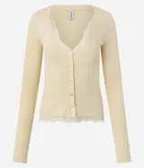 Cardigan de tricot acanalado color beige, de calce ajustado, con mangas largas y escote en V. Cuenta con cierre frontal con botones y detalles de encaje aplicado en el escote y el ruedo.