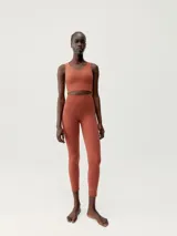 Top deportivo cropped color ladrillo, de sujeción media y tejido Fit_Tech con tecnología 3D.