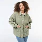 Sobrecamisa de twill color verde militar, de corte oversize, con cuello clásico, cierre frontal de botones metálicos y dos bolsillos delanteros de parche.