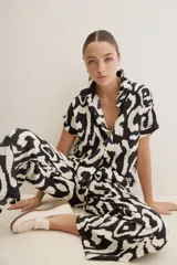 Pantalón ancho estampado de corte amplio y fluido, con cintura elastizada y lazo ajustable.