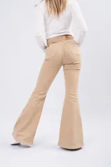 Pantalón tipo oxford de tiro alto en color negro, con costura frontal vertical y tajos en el ruedo delantero.